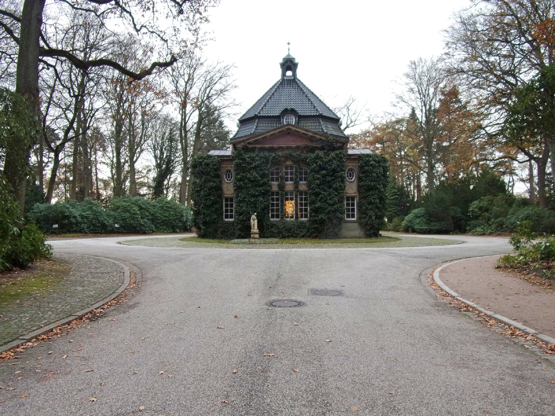 Kapelle 1 mit Skulptur und den umlaufenden Friedhofswegen auf Friedhof Bergedorf